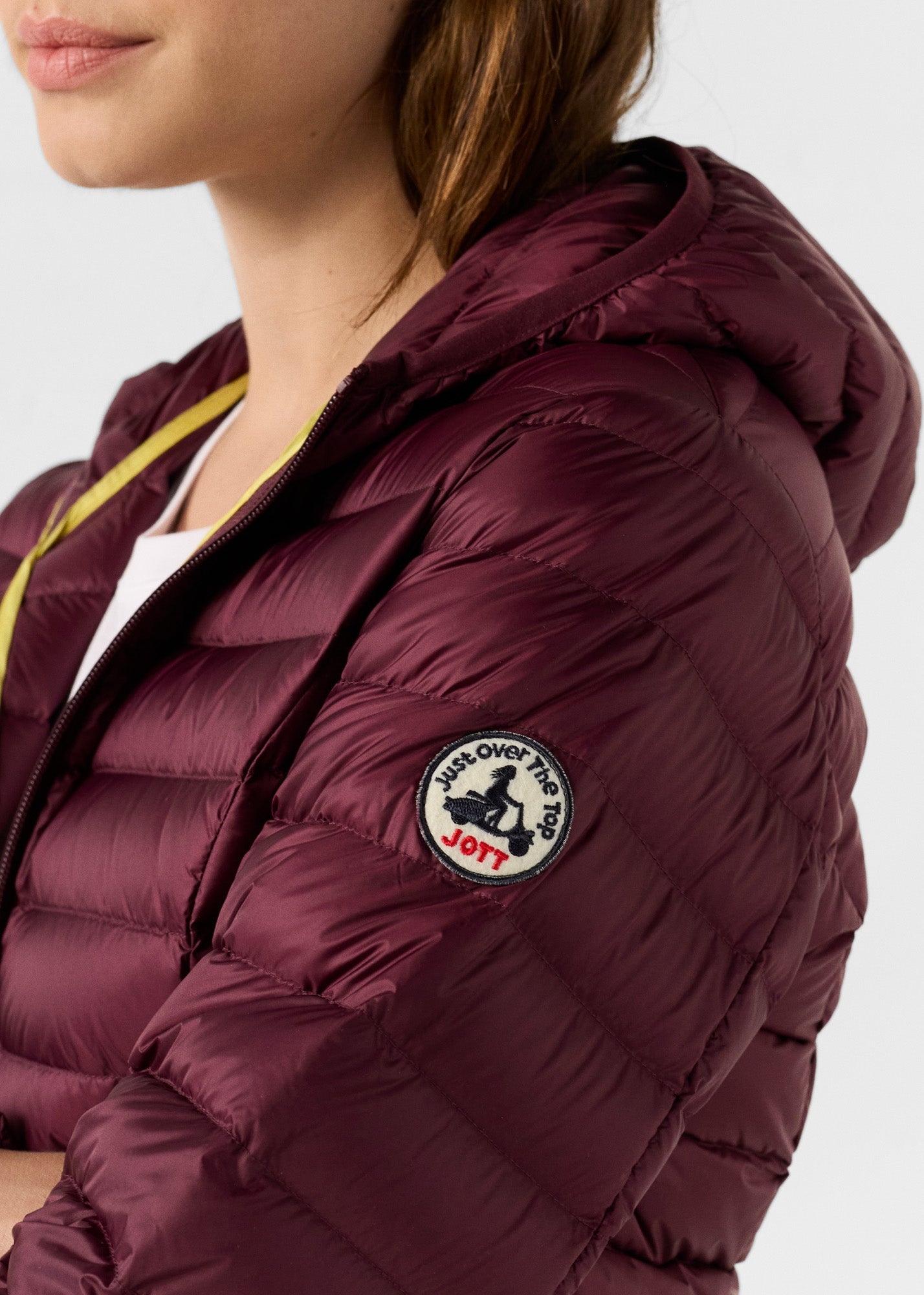 Doudoune légère à capuche Cerise noire Cloe